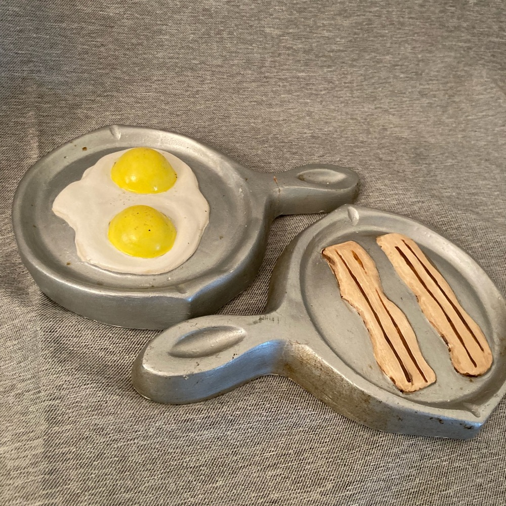 Vintage Kitsch Chalkware Skillet Pair - Eggs and Bacon - Picture 6 of 16